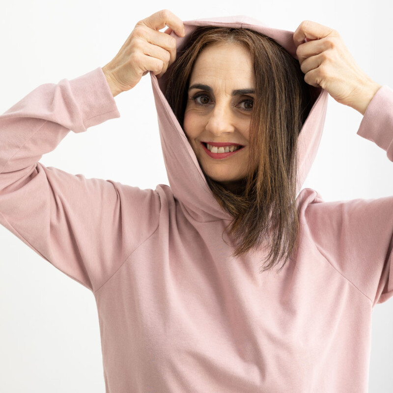 Roséfarbenes Kapuzenshirt mit gleichfarbenem Bündchen aus Bio-Baumwolle.